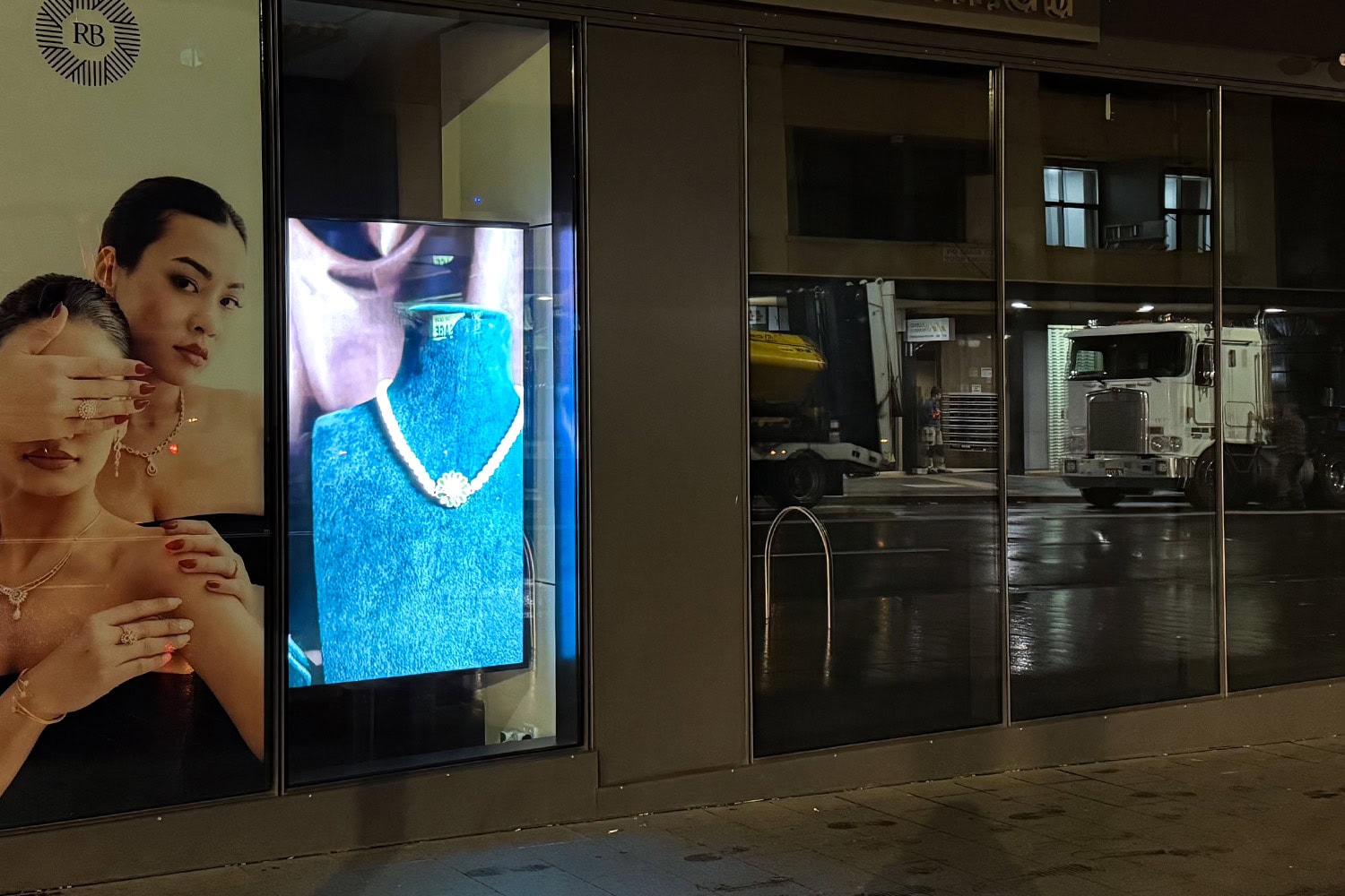 samsung high brightness window display samsung digital signage rb diamond jewellers