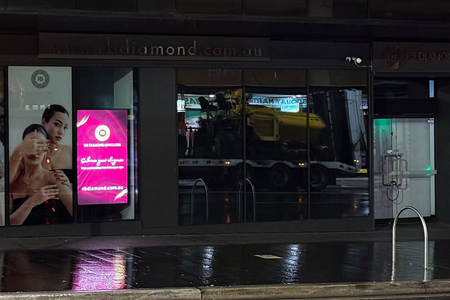 samsung high brightness window display samsung digital signage rb diamond jewellers